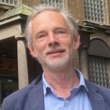 Prof. Wolfgang Sonne steht vor der Kreuz-Grundschule in Dortmund.