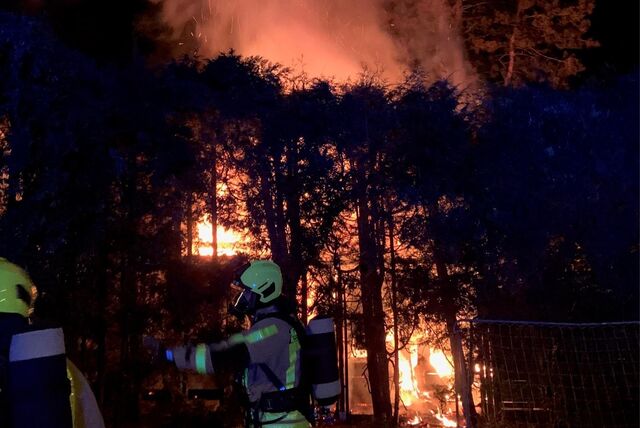 Die Feuerwehr ist mit einem Großaufgebot im Brand-Einsatz an der Recklinghauser Straße in Castrop-Rauxel zwischen Ickern und Dortmund-Mengede