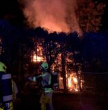 Die Feuerwehr ist mit einem Großaufgebot im Brand-Einsatz an der Recklinghauser Straße in Castrop-Rauxel zwischen Ickern und Dortmund-Mengede