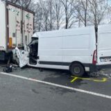 Unfall: Ein Kleintransporter ist hinten in einen Lkw gekracht
