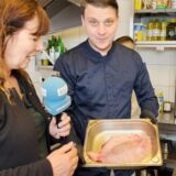 Dustin Burbaum, Koch in der Trattoria Puglia in Castrop-Rauxel, zeigt Redakteurin Ronny von Wangenheim, einen Rochenflügel.