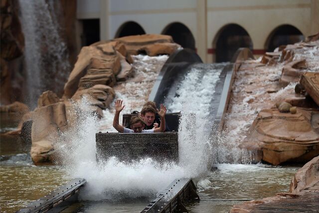 Besucher sitzen im Freizeitpark Phantasialand in Brühl (NRW) in einer Wasserbahn.