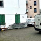 Einkaufswagen in einem Hinterhof