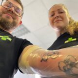 Tätowieren für die Organspende: Gut ein Dutzend Castrop-Rauxeler machten bei der Aktion von Bauer B+V und der DSO mit. Einer davon: Christopher Pfaff, hier mit Tätowiererin Karina-Marie Neef.