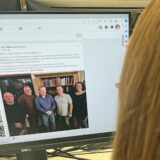 Frau schaut auf Bildschirm mit Facebookseite der AfD Dorsten