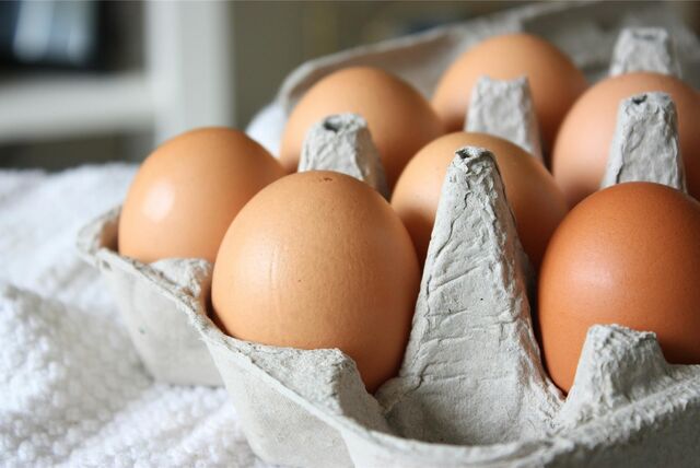 Eier liegen in einem Eierkarton.