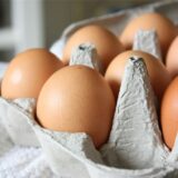 Eier liegen in einem Eierkarton.