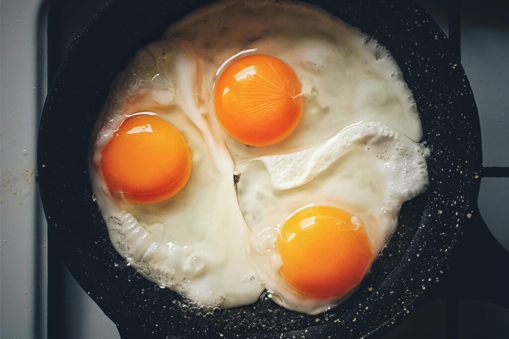 Drei Eier braten in der Pfanne. Drei Eier braten in der Pfanne.