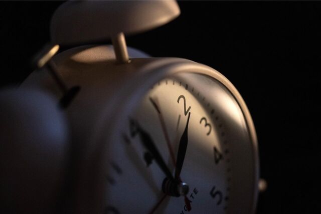 Ein Wecker zeigt zwei Uhr an, als Symbol für die Zeitumstellung auf Winterzeit 20245
