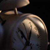 Ein Wecker zeigt zwei Uhr an, als Symbol für die Zeitumstellung auf Winterzeit 20245