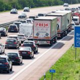 Autobahn: Autoschlangen auf der rechten Spur im Stau, die Gegenfahrbahn ist frei.