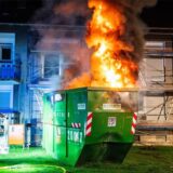 Ein Baucontainer steht lichterloh in Flammen.