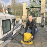 Kapitän Andreas Kracke löst die Leinen der MS Henrichenburg.