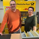 Jörg und Claudia Großwiele stehen hinter der Kundentheke der Post in ihrem Laden.