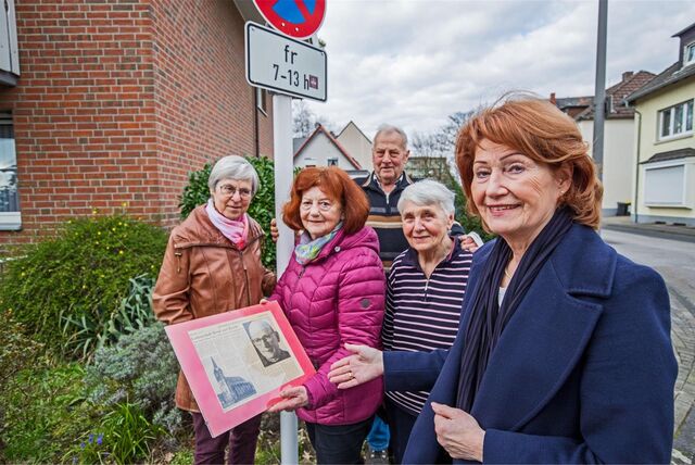 Uta Heinrich (re.), Vorstandsvorsitzende der Marler Bürgerstiftung und Anwohner enthüllten jetzt neue Legendenschilder an der Propst-Niehues-Straße in Alt-Marl.