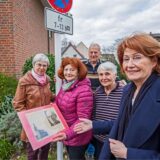Uta Heinrich (re.), Vorstandsvorsitzende der Marler Bürgerstiftung und Anwohner enthüllten jetzt neue Legendenschilder an der Propst-Niehues-Straße in Alt-Marl.