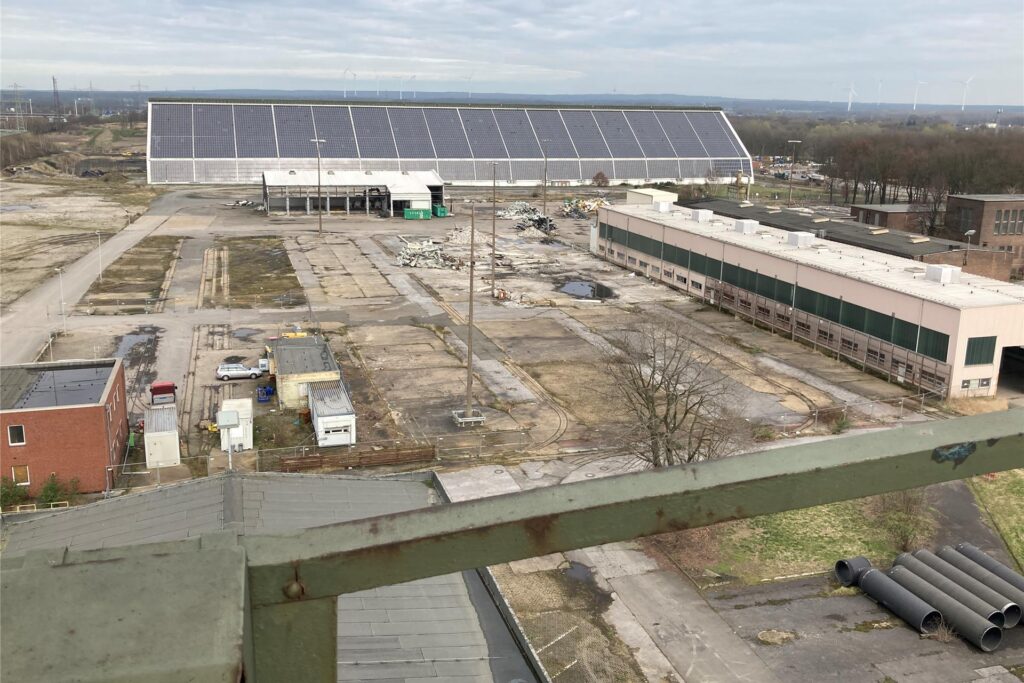 Der Blick vom Schachtgerüst zeigt: Viele Gebäude von AV 3/7 sind schon verschwunden. Der Blick vom Schachtgerüst zeigt: Viele Gebäude von AV 3/7 sind schon verschwunden.