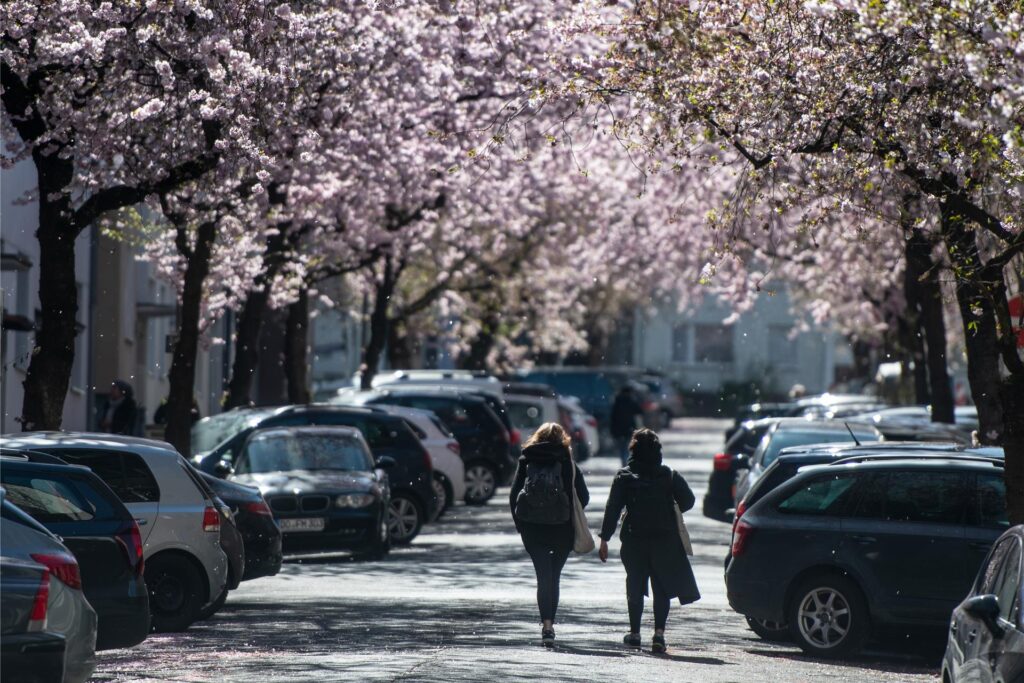 Zwei Frauen laufen über die Moltkestraße im Kaiserviertel in Dortmund. 
