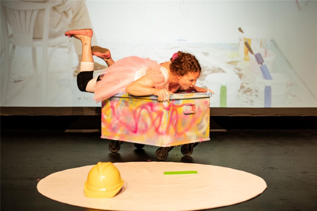 Das Rheinische Landestheater Neuss zeigt am 5. Mai um 16 Uhr das Kinderstück „Das schrillste Blau“ von Sergej Gößner in Castrop-Rauxel.