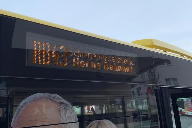 Zu sehen ist die seitliche Anzeige vom Schienenersatzverkehr auf der Linie RB43 zwischen Dortmund und Herne.