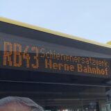 Zu sehen ist die seitliche Anzeige vom Schienenersatzverkehr auf der Linie RB43 zwischen Dortmund und Herne.