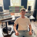 Vito Schröder sitzt vor einem Musik-Computer.