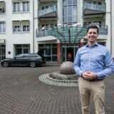 Christian Rissmann steht vor der Residenz am Festspielhaus.