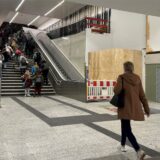 Koffer schleppen ist beim Übergang von der Stadtbahn zu den Ferngleisen am Hauptbahnhof angesagt. Hier fehlt noch ein Aufzug. Die Rolltreppen sind noch nicht in Betrieb.