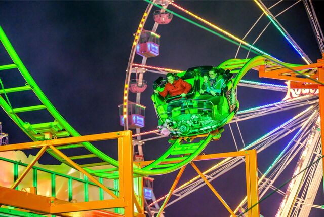 Menschen fahren Achterbahn auf der Palmkirmes in Recklinghausen