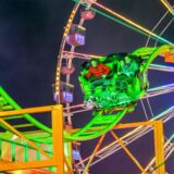 Menschen fahren Achterbahn auf der Palmkirmes in Recklinghausen