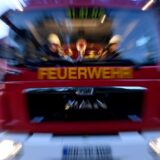Ein Einsatzfahrzeug der Feuerwehr ist von vorne zu sehen.