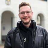 Simon Brungs steht vor dem Alten Rathaus in der Dorstener Innenstadt.