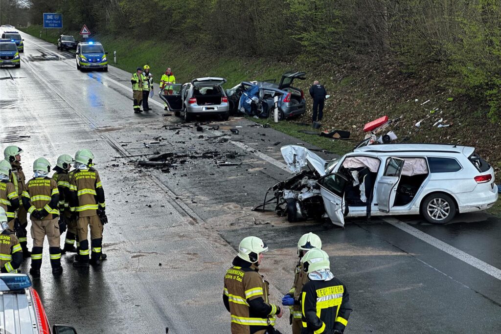 Drei vollkommen zerstörte Fahrzeuge auf dem Bossendorfer Damm, daneben zahlreiche Rettungskräfte Drei vollkommen zerstörte Fahrzeuge auf dem Bossendorfer Damm, daneben zahlreiche Rettungskräfte