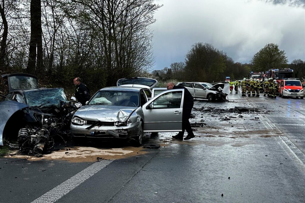 Die Fahrzeuge wurden vollkommen zerstört. Die Fahrzeuge wurden vollkommen zerstört.