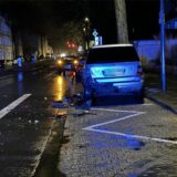 Ein Auto, das durch einen Unfall beschädigt wurde, steht am Straßenrand.