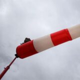 Eine Windfahne weht im Wind.