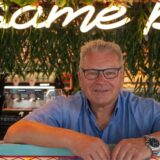 Uwe Suberg steht am Tresen eines seiner Lokale in Recklinghausen.