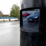 Eine stationäre Radarsäule der Stadt Herten steht am Straßenrand.