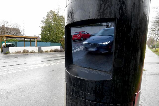 Eine stationäre Radarsäule der Stadt Herten steht am Straßenrand.