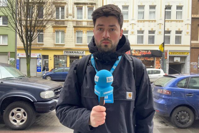 Reporter Lukas Wittland steht in der Borsigstraße. Hier hat es am Samstagabend (23.3.) einen Angriff mit einem Messer gegeben.