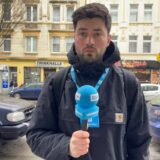 Reporter Lukas Wittland steht in der Borsigstraße. Hier hat es am Samstagabend (23.3.) einen Angriff mit einem Messer gegeben.