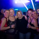 Fünf Frauen lachen in die Kamera.