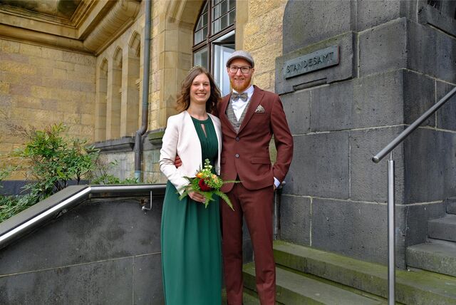 Brautpaar Nele Hartmann und Niko Vette steht vor dem Recklinghäuser Rathaus.