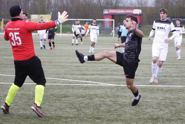 Fehlt möglicherweise beim A-Kreisligisten SW Meckinghoven: Stürmer Burak Umar (r., hier im Spiel bei Teutonia SuS Waltrop).