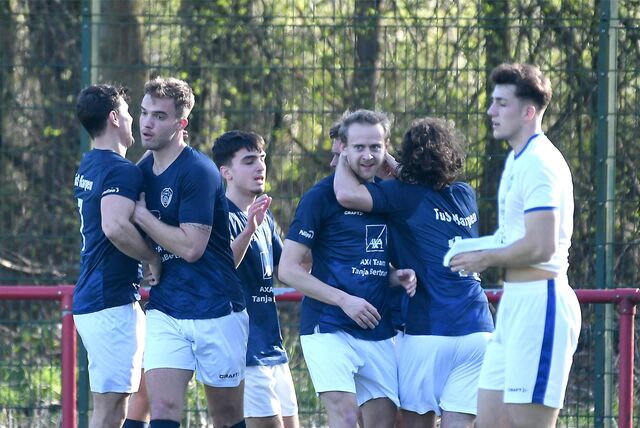 Durch eine Niederlage des SC Weitmar 45 ist der TuS Harpen (blaue Hemden) wieder Tabellenführer der Bezirksliga-Staffel 10 geworden.