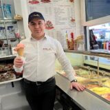 Simjon Skarra vom Hertener Eiscafé Dolce Vita, hält ein Eis in der Hand.