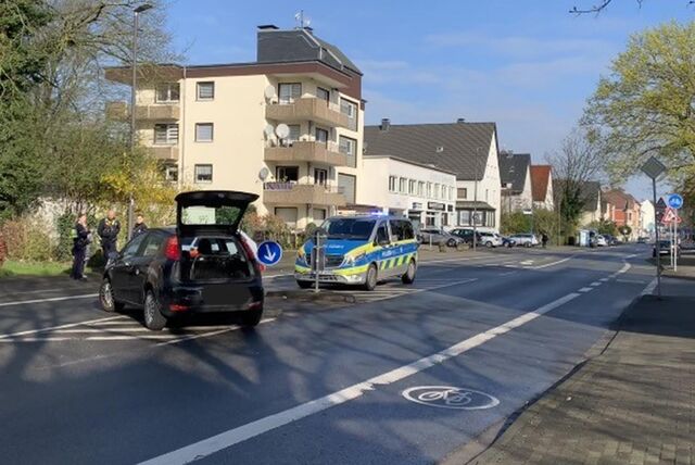 In Castrop-Rauxel auf der Bahnhofstraße in Höhe Maslingstraße steht am Montagmorgen (25.3.) ein verunfallter Pkw.