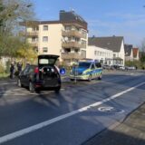 In Castrop-Rauxel auf der Bahnhofstraße in Höhe Maslingstraße steht am Montagmorgen (25.3.) ein verunfallter Pkw.