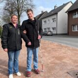 Markus Sanders steht gemeinsam mit Kathrin Räder an einer Straße in Haltern.