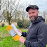 Peter Riddermann mit seiner Broschüre „Geldgeschichten aus Haltern“ in der Hand.